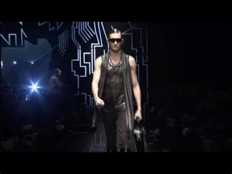 versace collezione uomo 2010|Milan Versace Men's Collection Fullshow Fall Winter 2010.